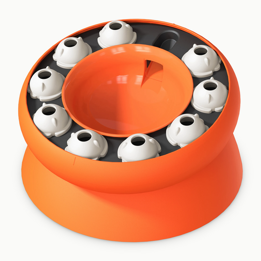 Gamelle interactive pour chat La Couronne Gourmande, coloris orange : bol central surélevé et incliné, entouré d'une couronne de 9 tourelles blanches percées sur un anneau noir