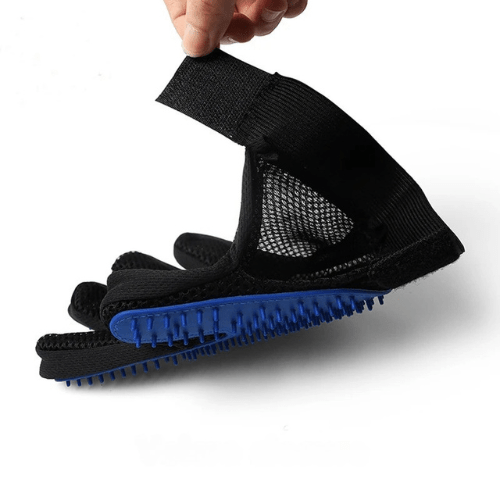 Gant de toilettage vu de profil, picots bleus souples et intérieur en maille respirante
