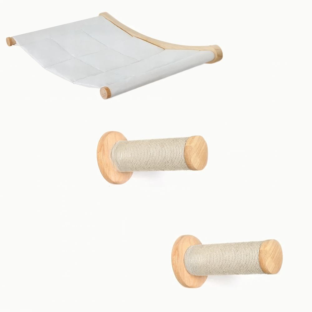 Hamac mural pour chat tendu sur arceaux de bois et deux marches rondes en sisal