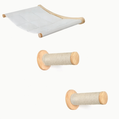 Hamac mural pour chat tendu sur arceaux de bois et deux marches rondes en sisal