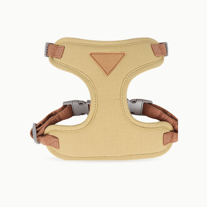 Harnais gilet pour chat Félin Majesté coloris beige, vu de face, avec ses sangles marron et ses boucles de fermeture grises