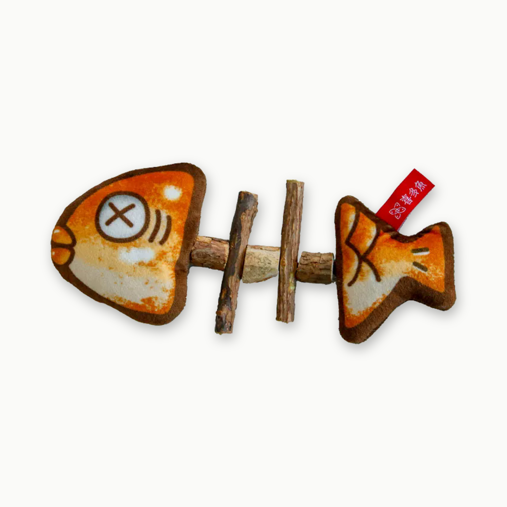 Jouet à mâcher pour chat Le Festin du Roi en forme de poisson grillé, tête et queue en peluche imprimée orange et brune reliées par une arête en bâtonnets de matatabi