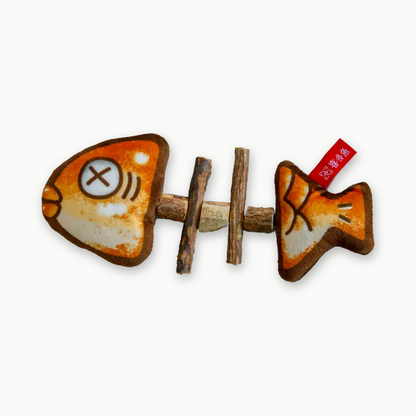 Jouet à mâcher pour chat Le Festin du Roi en forme de poisson grillé, tête et queue en peluche imprimée orange et brune reliées par une arête en bâtonnets de matatabi