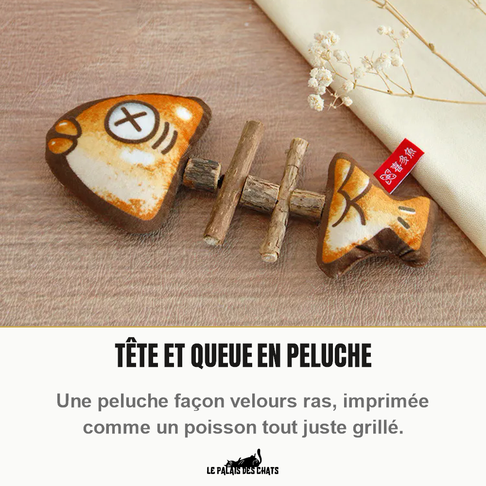 Jouet pour chat Le Festin du Roi posé sur une table : tête et queue en peluche imprimées façon poisson grillé, reliées par une arête en bâtonnets de matatabi