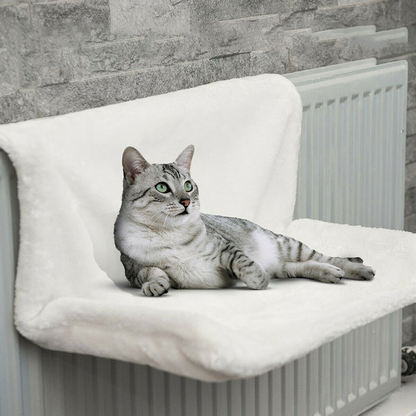 Lit de radiateur pour chat L'Âtre Royal coloris Blanc, housse en peluche, chat tigré allongé dessus
