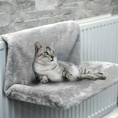 Lit de radiateur pour chat L'Âtre Royal coloris Gris, housse en peluche, chat tigré allongé dessus