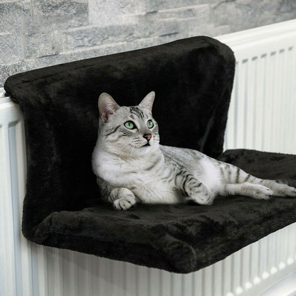 Lit de radiateur pour chat L'Âtre Royal coloris Noir, housse en peluche, chat tigré allongé dessus