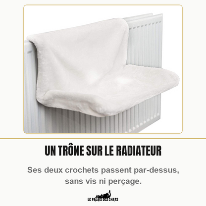 Lit de radiateur pour chat L'Âtre Royal en peluche blanche, accroché à un radiateur par ses deux crochets, sans vis ni perçage