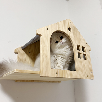 Chat à poil long installé dans la maison murale chalet en bois