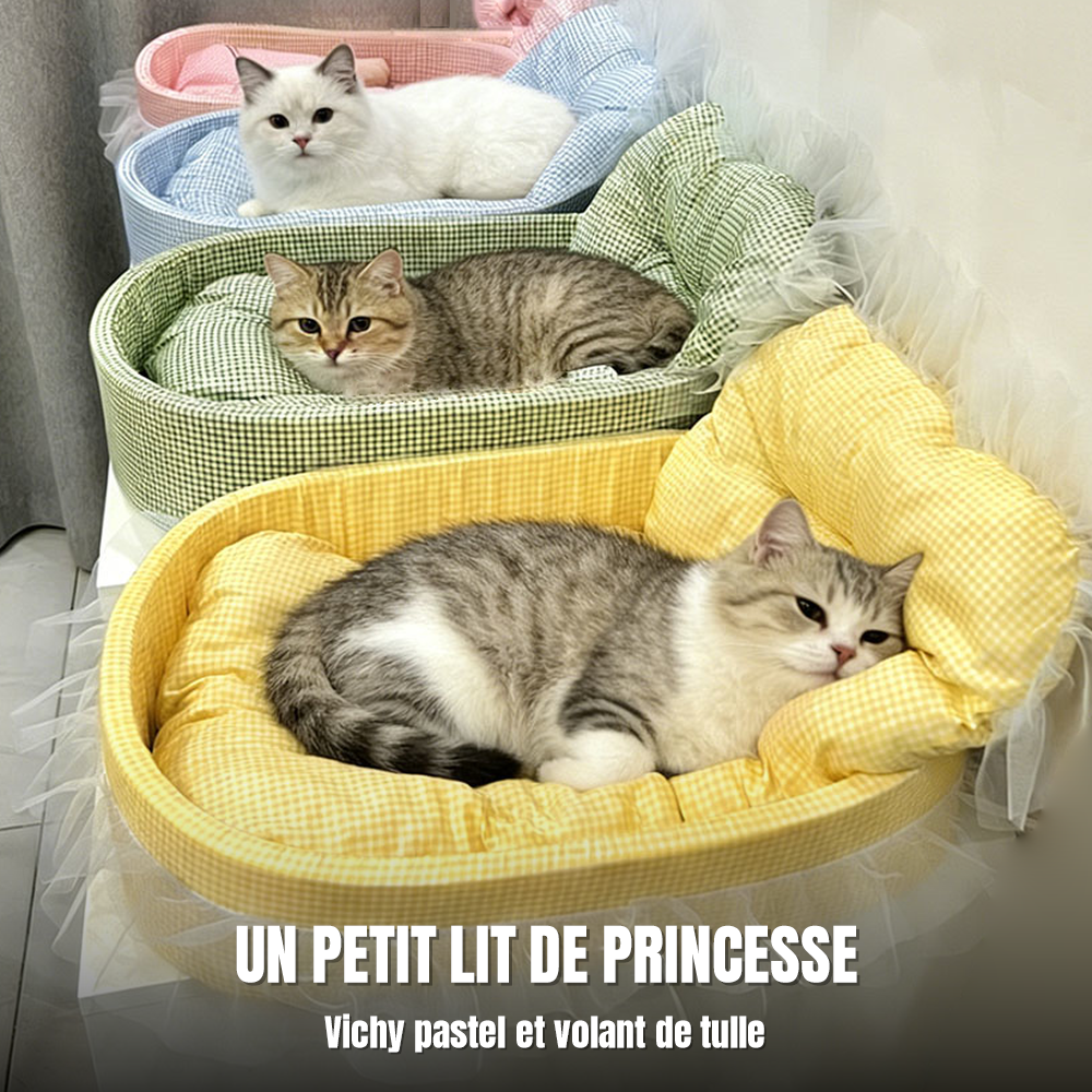 Paniers pour chat Le Boudoir Royal en vichy pastel alignés en enfilade, avec trois chats couchés dedans