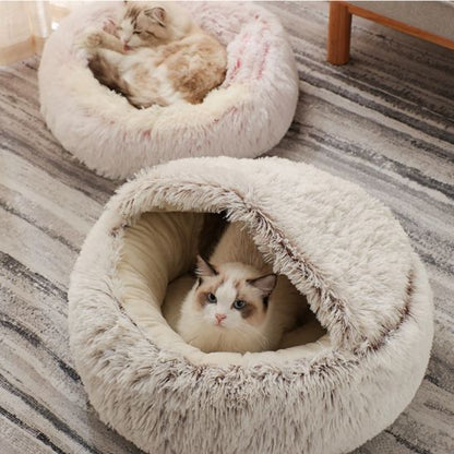 Deux chats installés dans un panier rose ouvert et un panier beige à capuche