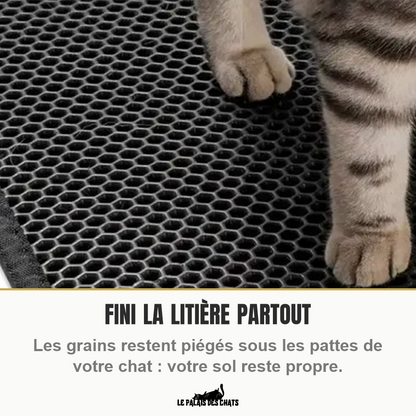 Pattes de chat sur le tapis de litière qui retient les grains et garde le sol propre