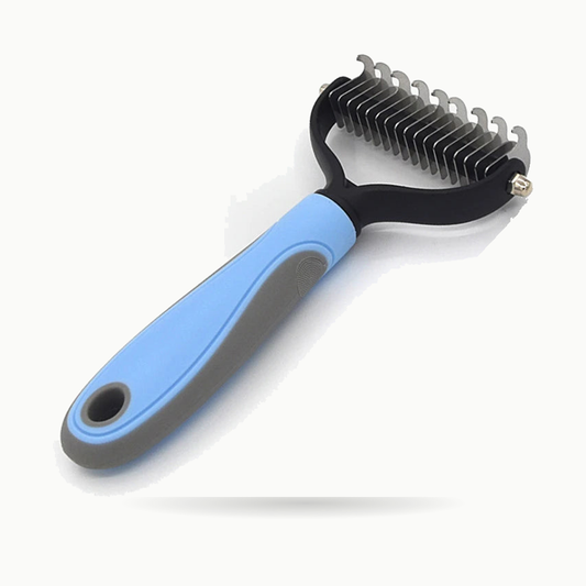 Peigne démêloir pour chat anti-nœuds Le Petit Coiffeur, coloris bleu, sur fond crème