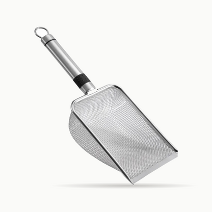 Pelle à litière pour chat Le Tamis Royal, entièrement en acier inoxydable, panier en toile métallique tissée et manche à anneau de suspension, sur fond crème