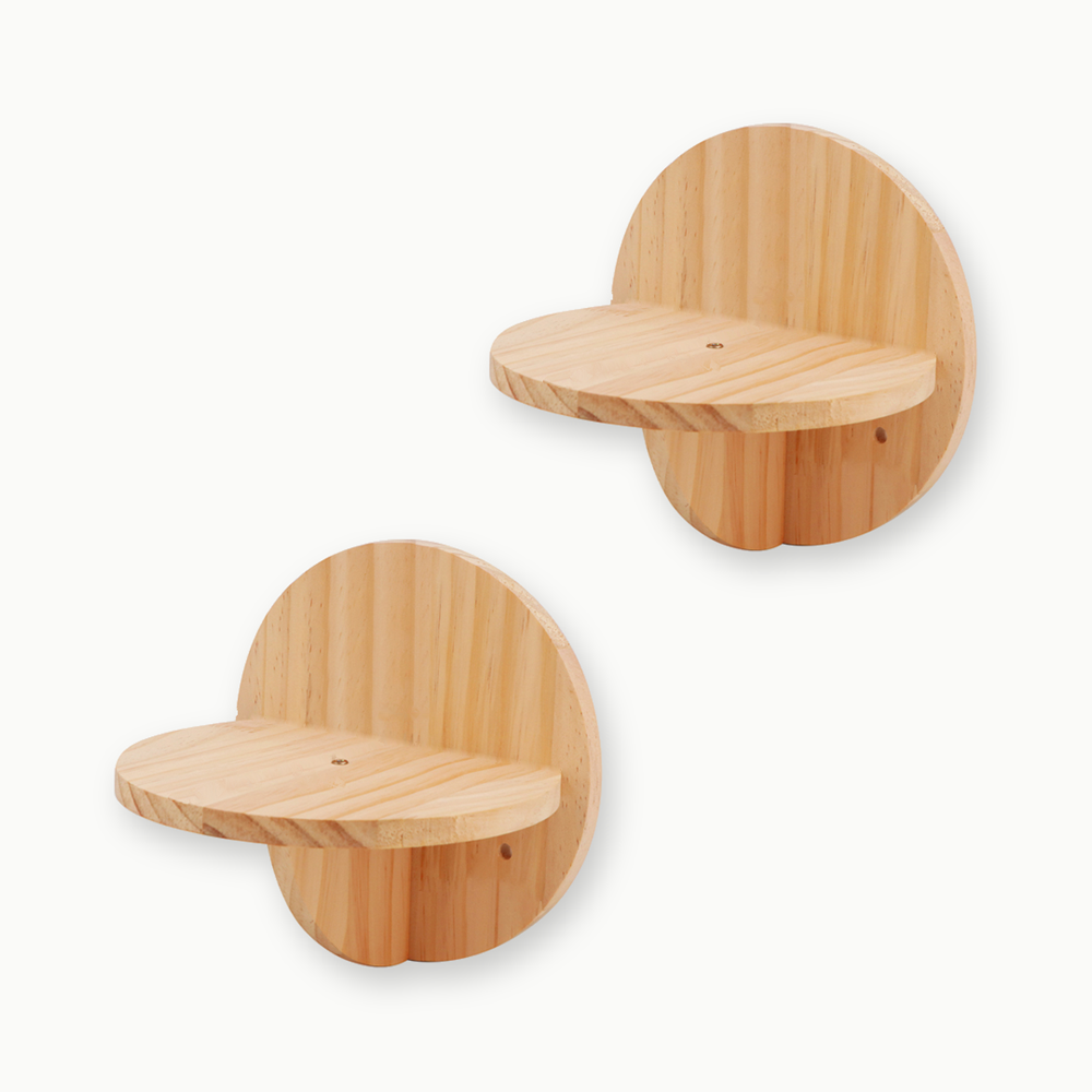 Lot de 2 perchoirs muraux ronds pour chat en bois clair, dosseret rond et plateau en demi-lune, sur fond crème