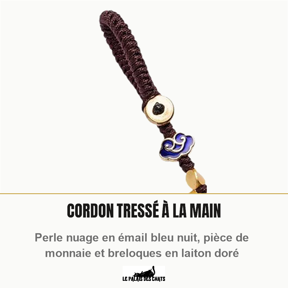 Détail du cordon tressé à la main du porte-clés chat Mon Petit Grigri, avec sa perle nuage en émail bleu nuit cerclée de laiton doré