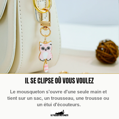Porte-clés chat accroché au mousqueton doré d'un sac à main