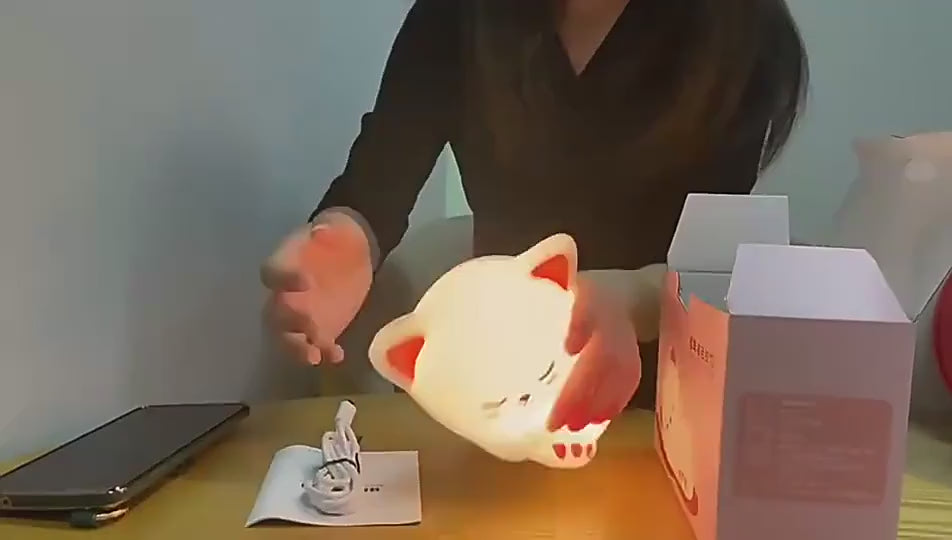 Vidéo de la veilleuse chat Le Veilleur Endormi qui change de couleur à chaque tape sur le dos