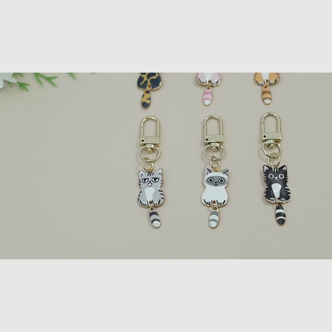 Les six coloris du porte-clés chat Mon Petit Passe-Partout en métal émaillé