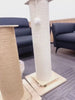 Le Totem Royal, poteau à gratter bois et sisal, chat en action