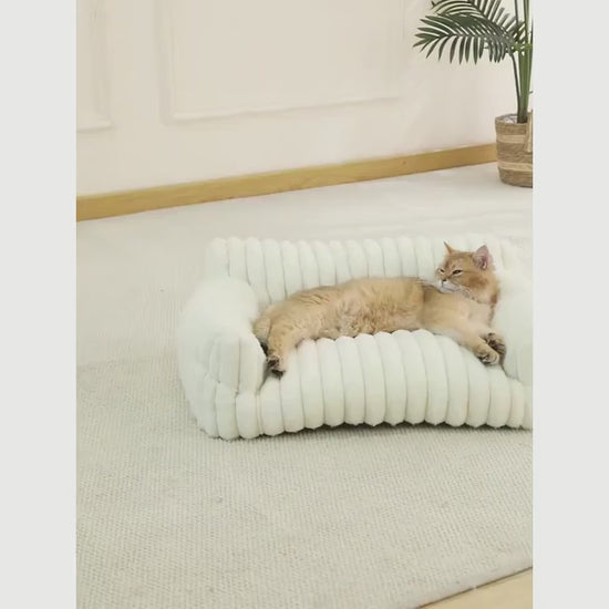 Le canapé côtelé pour chat Royal Sofa présenté en crème et gris, gros plan sur le velours nervuré
