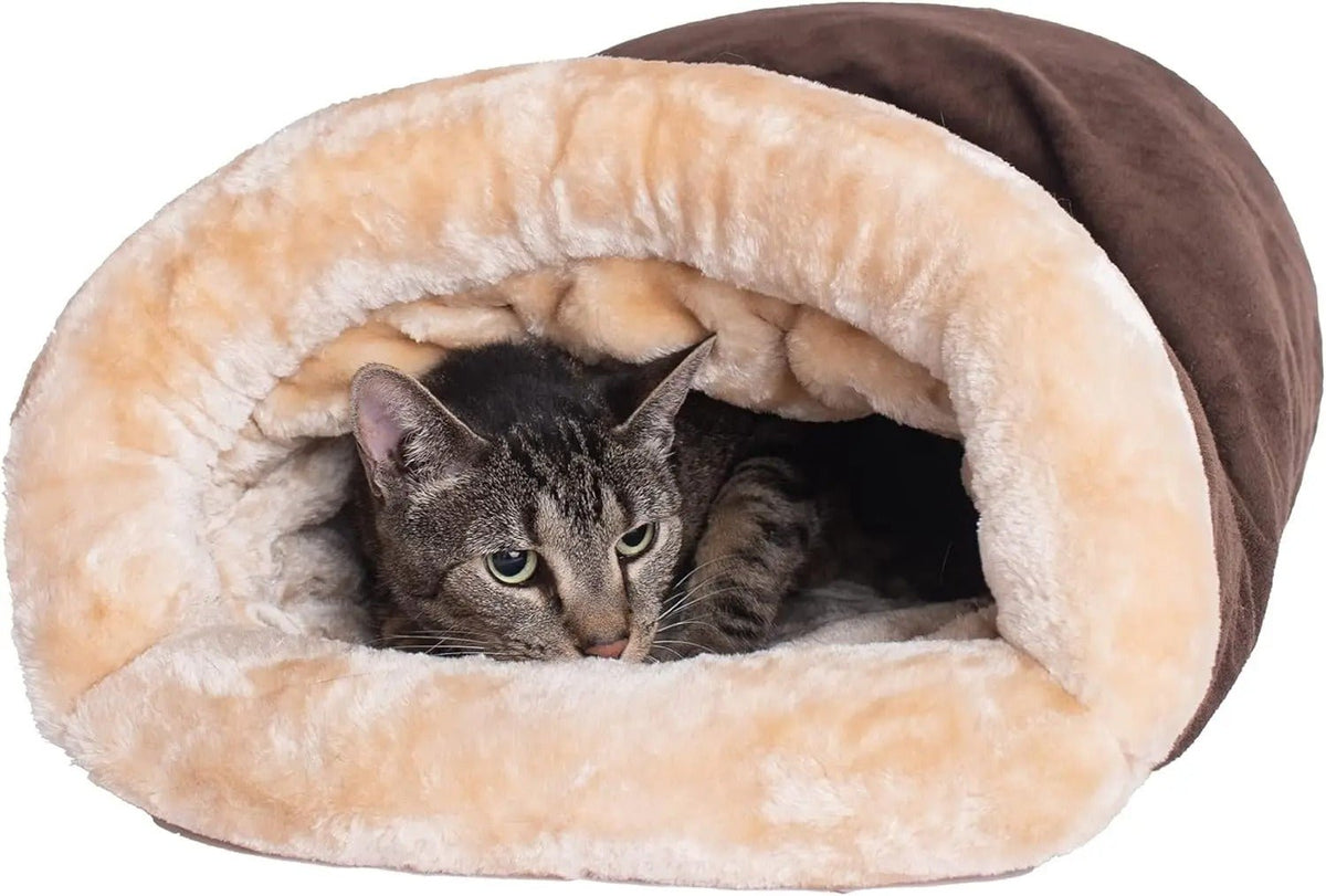 Chat tigré couché dans le sac de couchage semi-fermé La Cachette Royale coloris Marron, à l'intérieur en peluche beige