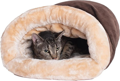 Chat tigré couché dans le sac de couchage semi-fermé La Cachette Royale coloris Marron, à l'intérieur en peluche beige
