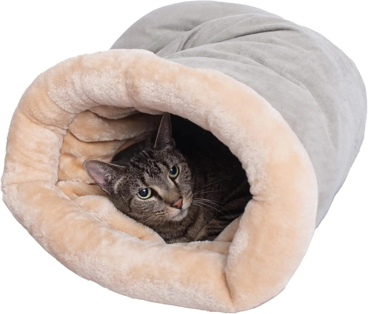 Chat tigré blotti dans le sac de couchage semi-fermé La Cachette Royale coloris Gris, à l'intérieur en peluche beige