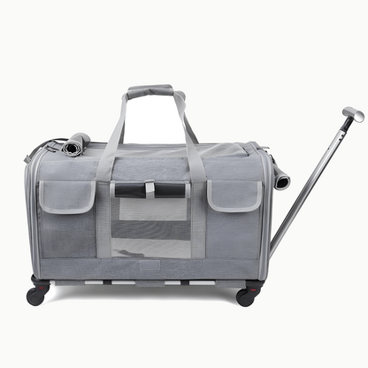 Sac de transport gris chiné vu de profil sur fond crème, poignée de tirage déployée et quatre roulettes alignées