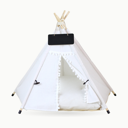 Tente tipi pour chat en toile blanche à pompons, avec coussin et ardoise, Le Campement Royal