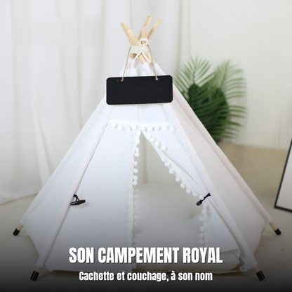 Tente tipi pour chat blanche à pompons dressée dans un salon clair, Le Campement Royal