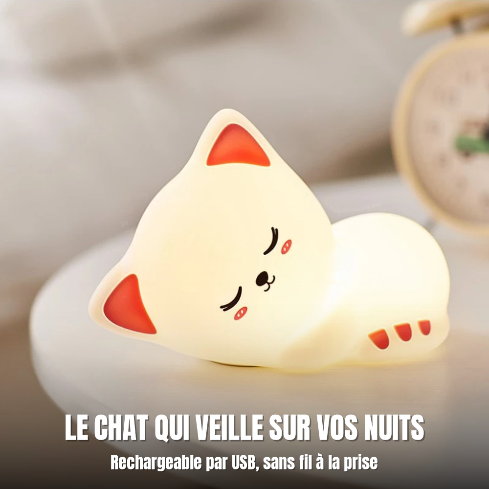 Veilleuse chat Le Veilleur Endormi aux oreilles roses allumée sur une table ronde, lumière douce