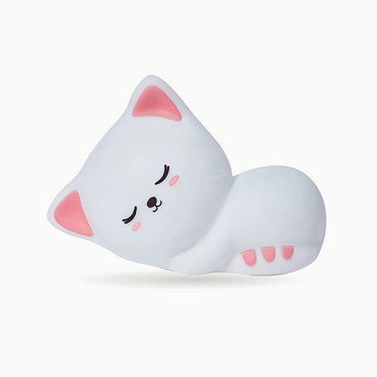 Veilleuse chat en silicone Le Veilleur Endormi, modèle oreilles roses : chaton blanc endormi aux oreilles et coussinets roses